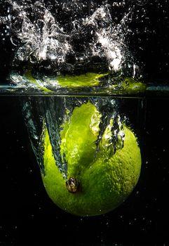 Limonka wpadająca do wody