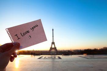 Napis 'I love you' na tle wieży Eiffla