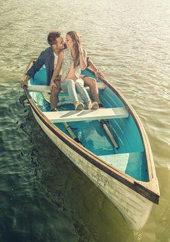 Para płynąca w łódce