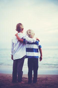Przytulone rodzeństwo na plaży