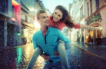 Uśmiechnięta para na spacerze w deszczu
