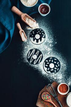 Mąka wysypana na kształt donuta