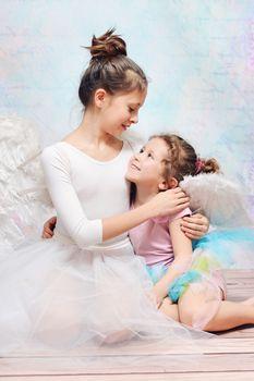 Małe dziewczynki przebrane za baletnice