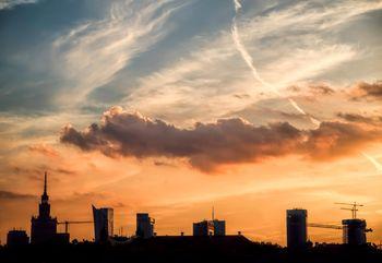 Malowniczy zachód słońca nad Warszawą