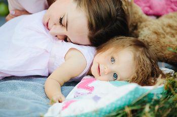 Mama przytulająca się do córeczki