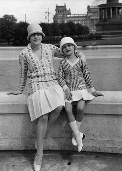 Mama z córką pozuje do zdjęcia