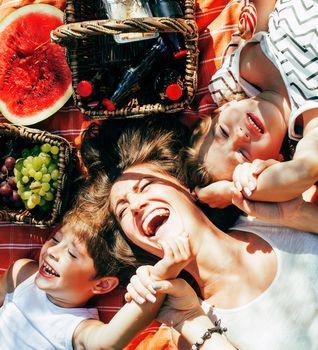 Mama z dziećmi na pikniku