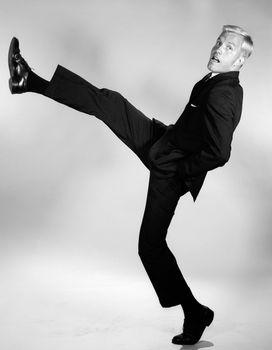 Mężczyzna z nogą w górze