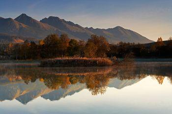  Mgła wisząca nad jeziorem Tatranska Strba pod Wysokimi Tatrami na Słowacji.