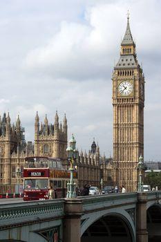 Big Ben na tle zachmurzonego nieba