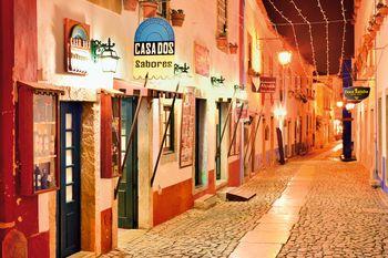 Stara restauracyjna uliczka. Portugalia