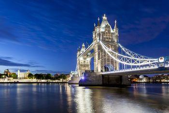 Tower Bridge nocą, Londyn. Anglia