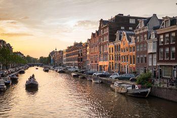 Widok na kanał w Amsterdamie. Holandia