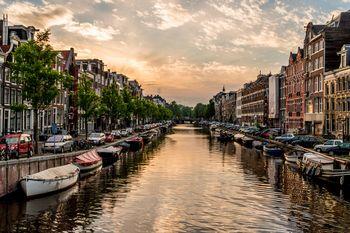Widok na kanał w Amsterdamie, zachód słońca. Holandia