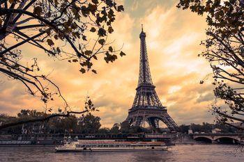 Widok na Wieżę Eiffla z brzegu rzeki, Paryż. Francja