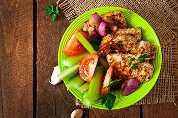 Miska z mięsem i warzywami