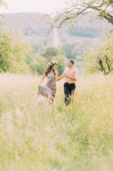 Młoda para hasająca po polu