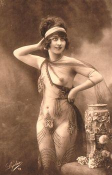 Modelka retro z odsłoniętą piersią