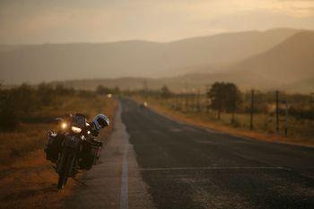  Motocyklista na drodze