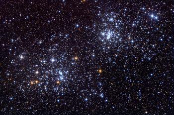  NGC 884, otwarty klaster, w konstelacji Perseusza.