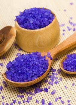 Niebieska sól morska w drewnianym naczyniu