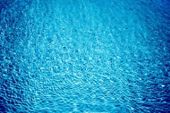 Niebieska woda w basenie