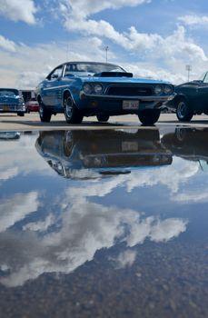 Niebieski dodge charger