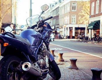 Niebieski sportowy motocykl