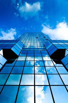 Niebo odbite w szybach budynku