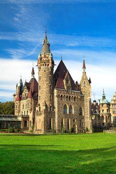 Pałac w Mosznej latem