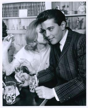 Para jedząca posiłek na randce