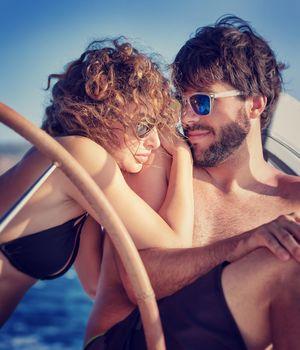 Para przytulająca się na żaglówce