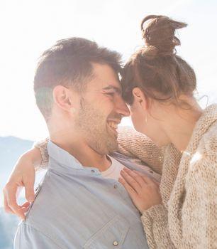 Para przytulająca się w promieniach wiosennego słońca