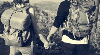 Para trzymająca się za ręce na wycieczce górskiej