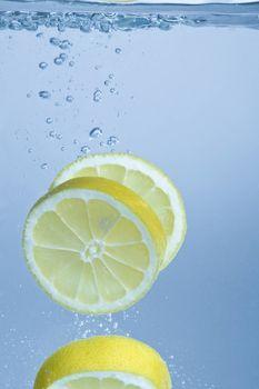 Plasterek cytryny w wodzie