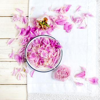 Płatki kwiatów rozrzucone wokół miseczki