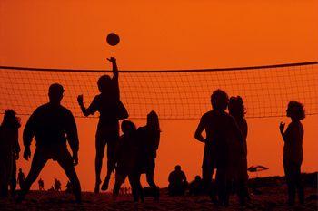 Plażówka o zachodzie słońca 