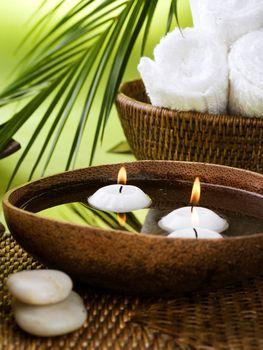 Pływające świece w naczyniu