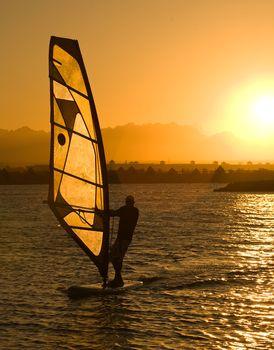 Pływanie na desce do surfingu