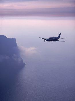  Cessna lecąca nad klifami Hornbjarg w Islandii