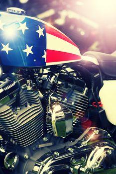 Chromowany silnik motocykl z bakiem w kolorze amerykańskiej flagi