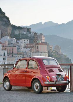Czerwone samochód marki Fiat na wybrzeżu Amalfi
