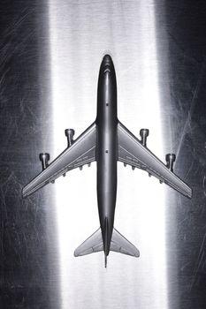  Metalowy, zabawkowy samolot na metalowej powierzchni