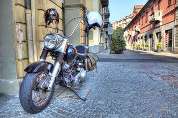  Motocykl Harley Davidson na uliczce Alba w Piemoncie