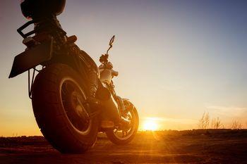 Motocykl na tle zachodu słońca