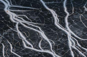 Popękany lód na jeziorze