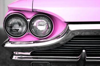 Przednie światła od różowego klasycznego samochodu