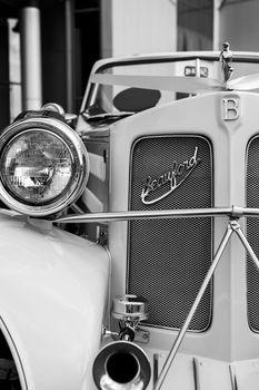 Przód starego samochodu
