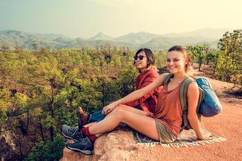 Przyjaciółki na wycieczce w górach