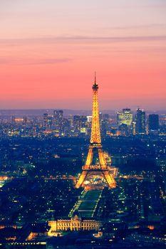 Rozświetlona Wieża Eiffla